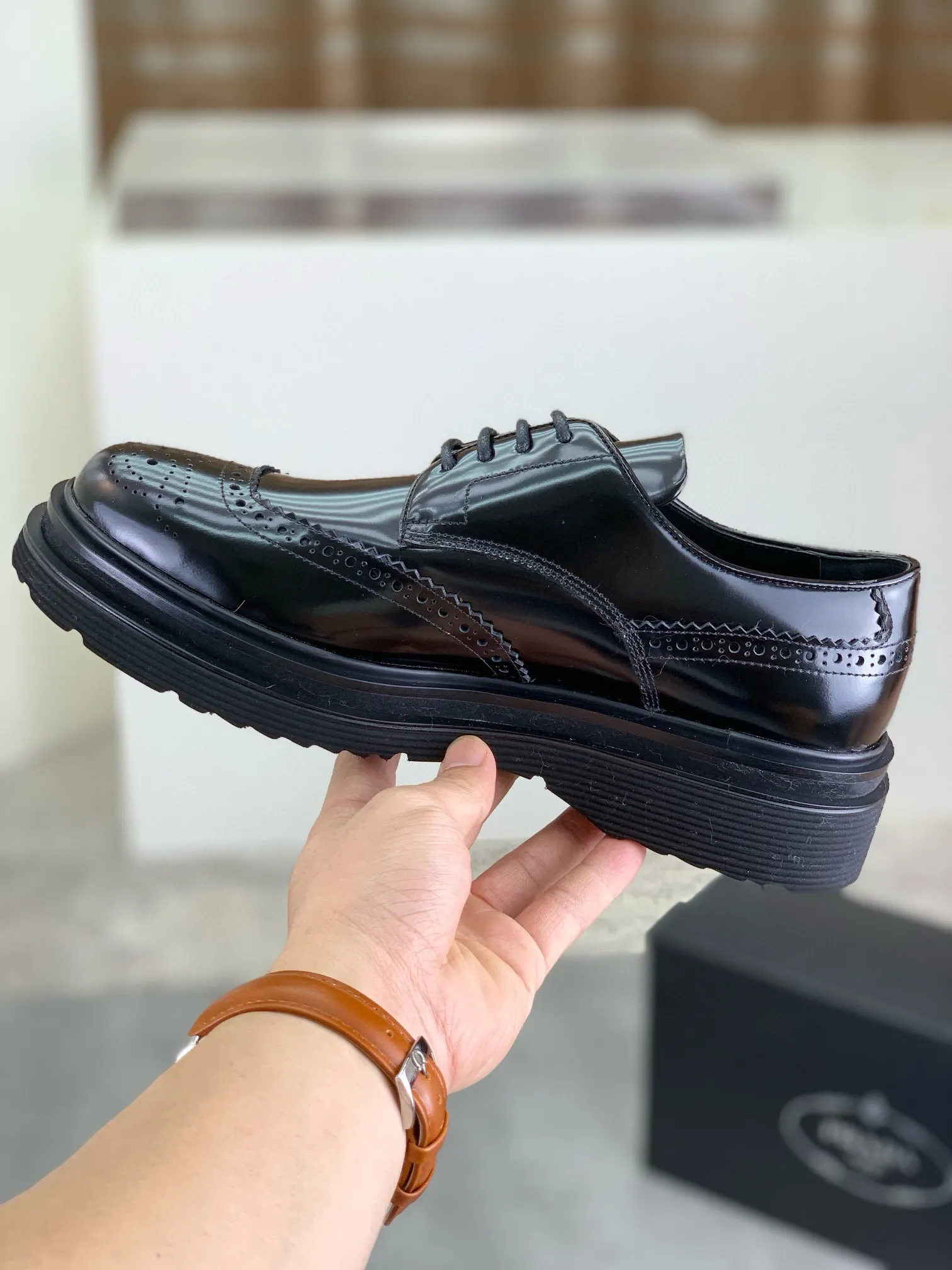 Factory price P880 💰Original quality, top version🔱 ＰＲＡＤＡPrada. Men's business casual leather shoes, top quality products. 1:1 shipment⬆️Luxurious and noble👞All imported original brand fabrics, just to create a more comfortable wearing experience. Upper: Original comfortable open edge bead-rubbed calf leather➕Top imported water-dyed full cow lining, original lightweight and comfortable TPU foam combination bottom✔️Code number: 39-44 (38.45 can be customized)